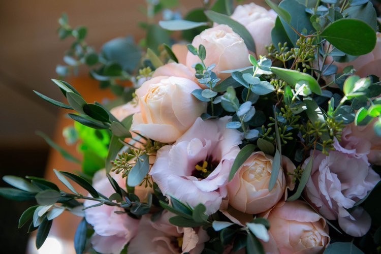 Are there certain flowers that cannot be specified depending on the season? Check with actual wedding photos [Bouquet and Floral Decoration Calendar].にて紹介している画像