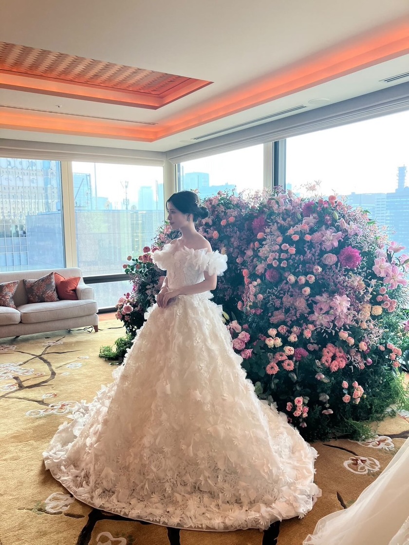 Genius Designer Who Started Making Dresses at the Age of 9 ✂ A Special Feature on "Elie Saab" Dresses Selected by Son Ye-jin from "Crash Landing on You"にて紹介している画像