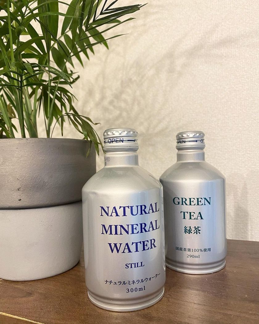 シンプルなアルミ缶デザインが無機質で良い感じ🤍ジャスティスのナチュラルウォーター&緑茶🍵にて紹介している画像