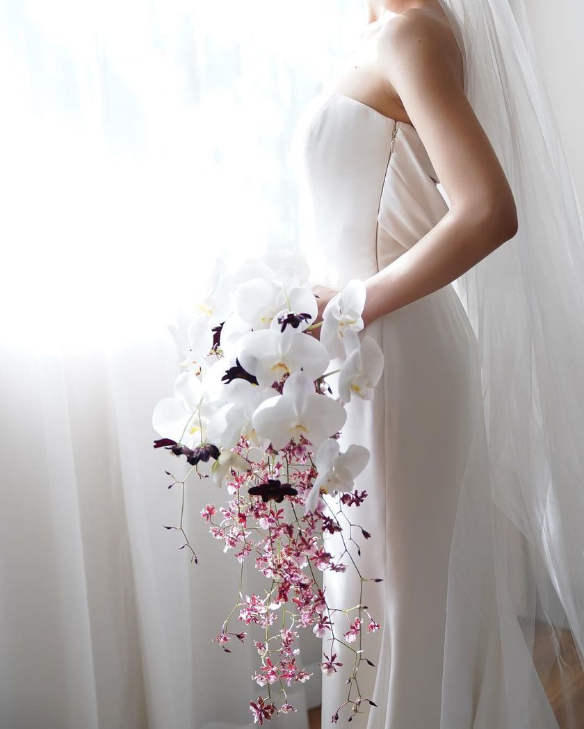 Small, delicate flowers are on trend. A feature on wedding bouquets using the orchid variety "Oncidium."にて紹介している画像