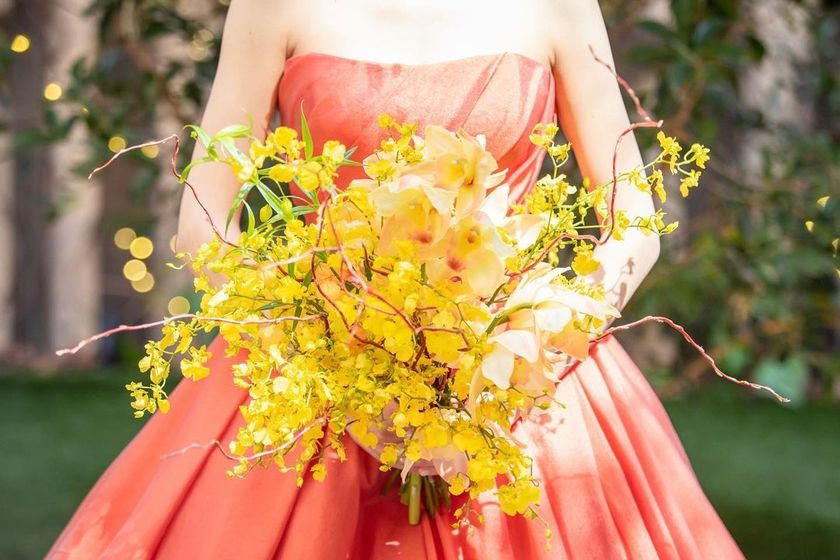 Small, delicate flowers are on trend. A feature on wedding bouquets using the orchid variety "Oncidium."にて紹介している画像