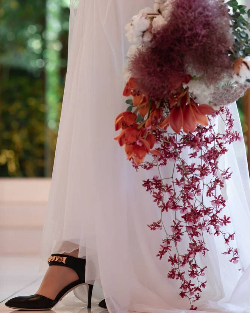 Small, delicate flowers are on trend. A feature on wedding bouquets using the orchid variety "Oncidium."にて紹介している画像