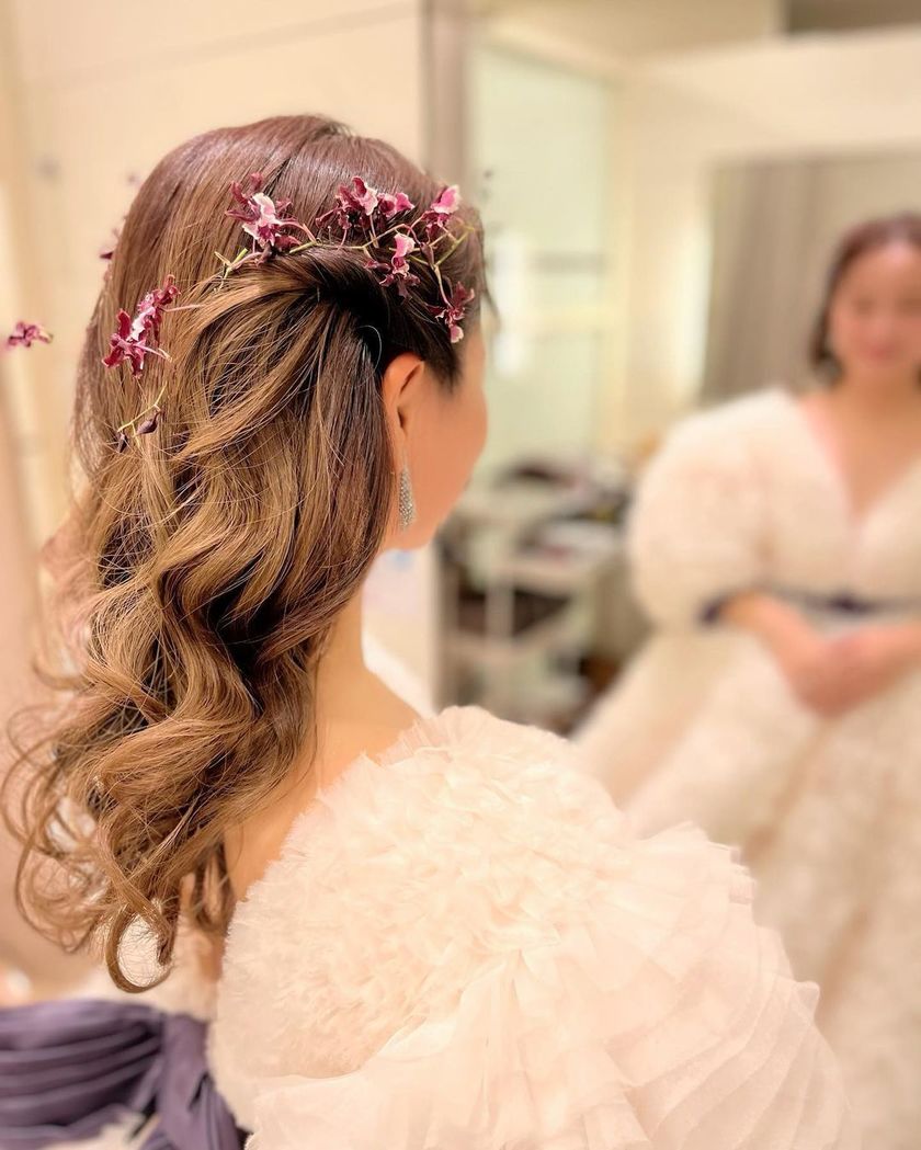 Small, delicate flowers are on trend. A feature on wedding bouquets using the orchid variety "Oncidium."にて紹介している画像