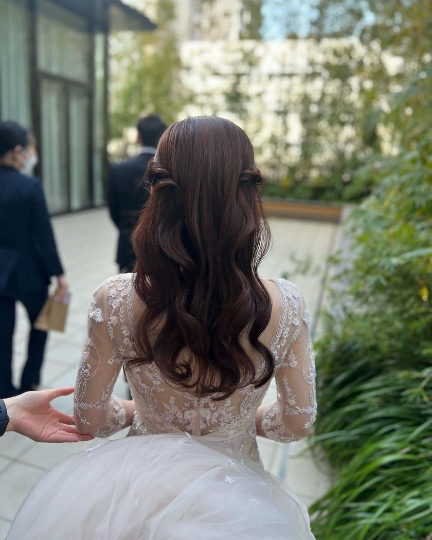 Feminine and modern are the keywords 🤍 A feature on the elegant wedding dresses of "Monique Lhuillier" 🤍にて紹介している画像