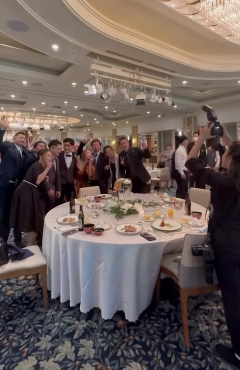 Save time at the reception! A method to finish table rounds and group photos, which typically take 20-30 minutes, in an instant.にて紹介している画像