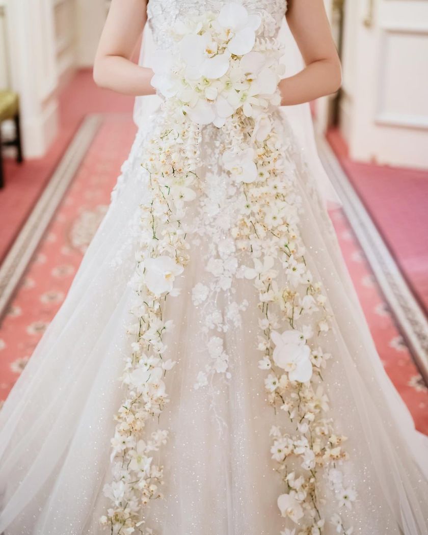 Small, delicate flowers are on trend. A feature on wedding bouquets using the orchid variety "Oncidium."にて紹介している画像