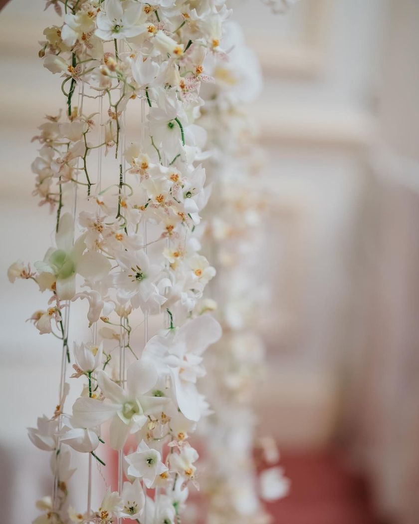 Small, delicate flowers are on trend. A feature on wedding bouquets using the orchid variety "Oncidium."にて紹介している画像