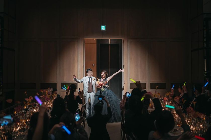 コンサートでよく聞くあれ！披露宴の入場前に「影ナレ」を取り入れると盛り上がる🫶にて紹介している画像