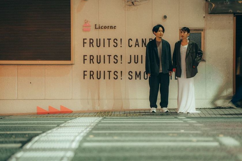 A collection of photos of the groom and bride who had an emotive wedding photo shoot in their familiar shopping district 🍻 "Shopping District Pre-wedding Photos" 📸にて紹介している画像