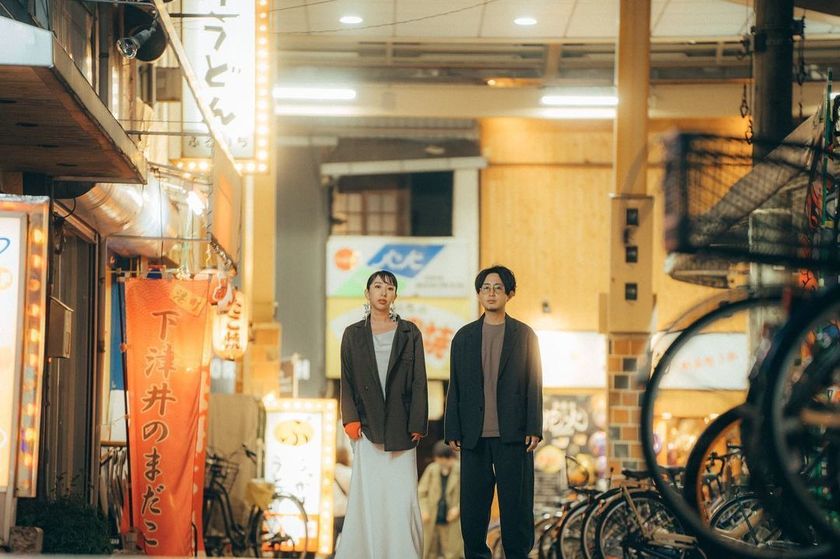 A collection of photos of the groom and bride who had an emotive wedding photo shoot in their familiar shopping district 🍻 "Shopping District Pre-wedding Photos" 📸にて紹介している画像