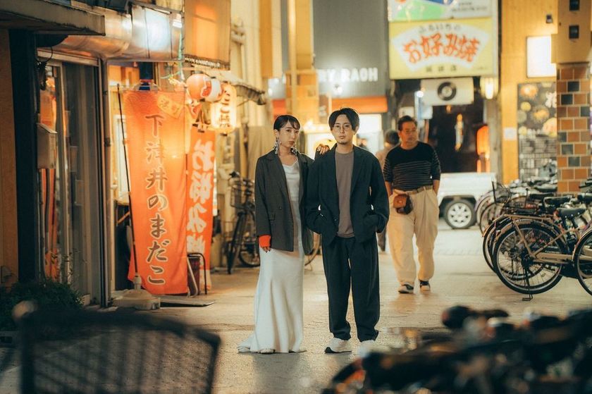 A collection of photos of the groom and bride who had an emotive wedding photo shoot in their familiar shopping district 🍻 "Shopping District Pre-wedding Photos" 📸にて紹介している画像