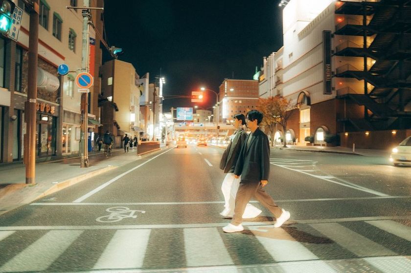 A collection of photos of the groom and bride who had an emotive wedding photo shoot in their familiar shopping district 🍻 "Shopping District Pre-wedding Photos" 📸にて紹介している画像