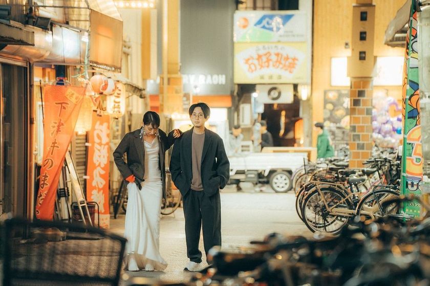 A collection of photos of the groom and bride who had an emotive wedding photo shoot in their familiar shopping district 🍻 "Shopping District Pre-wedding Photos" 📸にて紹介している画像