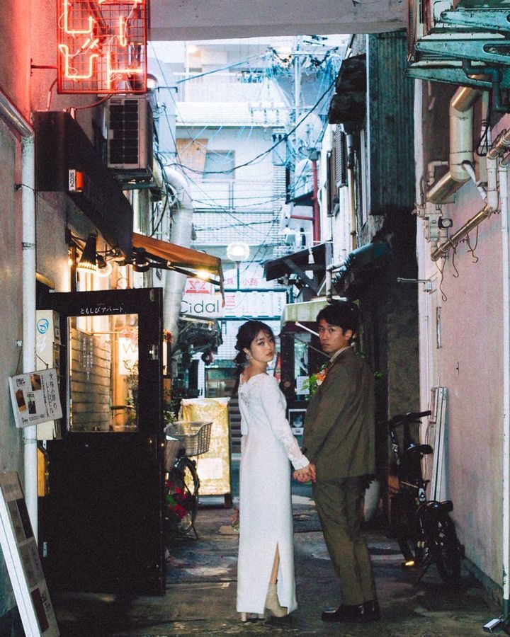 A collection of photos of the groom and bride who had an emotive wedding photo shoot in their familiar shopping district 🍻 "Shopping District Pre-wedding Photos" 📸にて紹介している画像