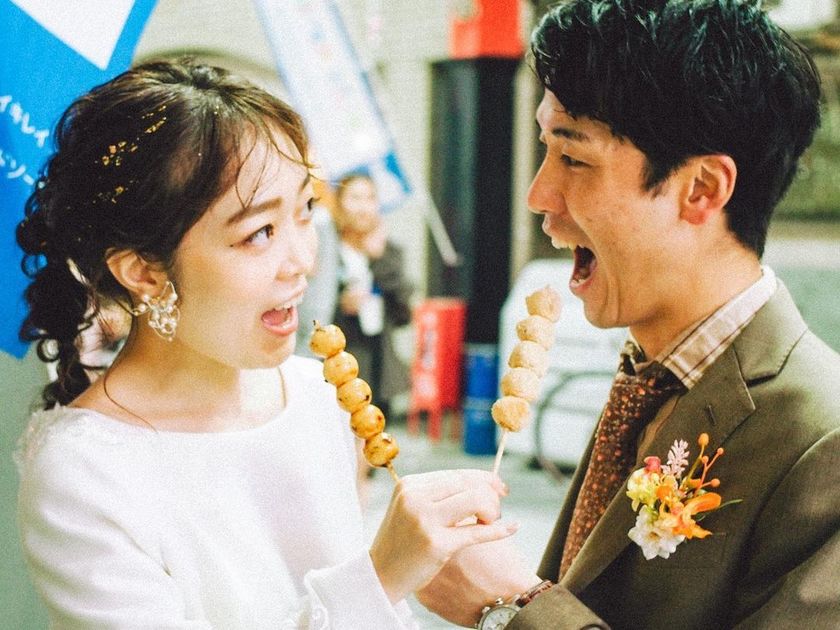 A collection of photos of the groom and bride who had an emotive wedding photo shoot in their familiar shopping district 🍻 "Shopping District Pre-wedding Photos" 📸にて紹介している画像