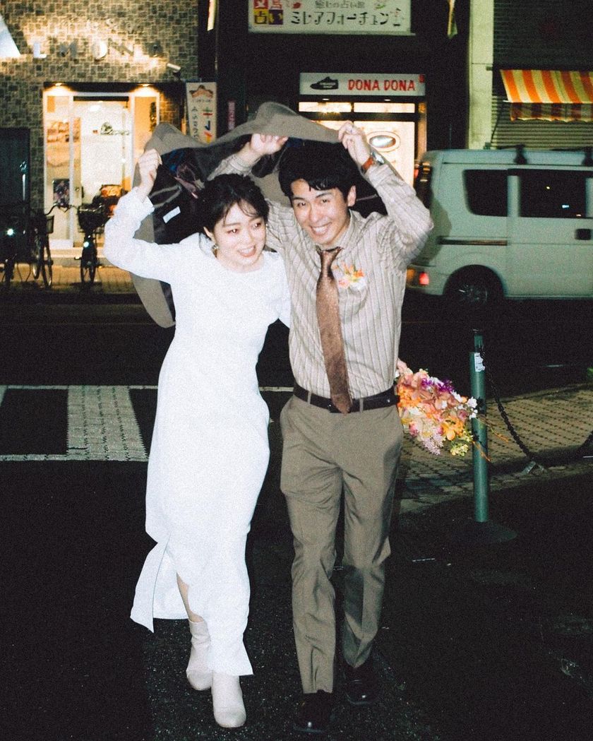 A collection of photos of the groom and bride who had an emotive wedding photo shoot in their familiar shopping district 🍻 "Shopping District Pre-wedding Photos" 📸にて紹介している画像