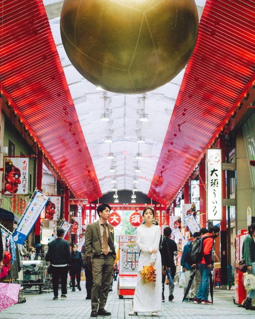 A collection of photos of the groom and bride who had an emotive wedding photo shoot in their familiar shopping district 🍻 "Shopping District Pre-wedding Photos" 📸にて紹介している画像