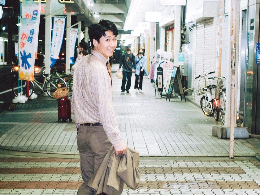 A collection of photos of the groom and bride who had an emotive wedding photo shoot in their familiar shopping district 🍻 "Shopping District Pre-wedding Photos" 📸にて紹介している画像