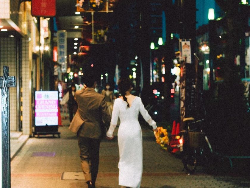 A collection of photos of the groom and bride who had an emotive wedding photo shoot in their familiar shopping district 🍻 "Shopping District Pre-wedding Photos" 📸にて紹介している画像