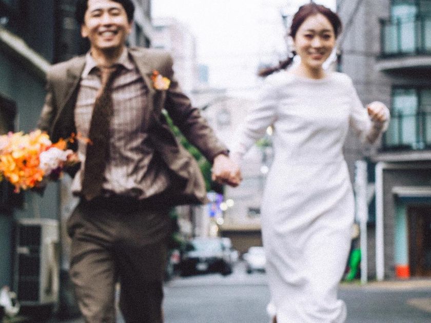 A collection of photos of the groom and bride who had an emotive wedding photo shoot in their familiar shopping district 🍻 "Shopping District Pre-wedding Photos" 📸にて紹介している画像