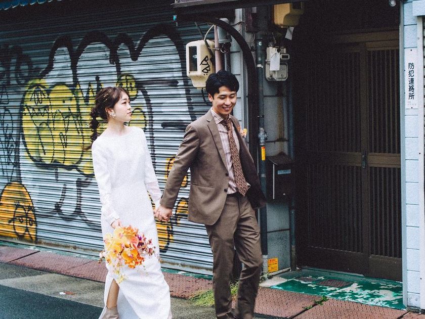 A collection of photos of the groom and bride who had an emotive wedding photo shoot in their familiar shopping district 🍻 "Shopping District Pre-wedding Photos" 📸にて紹介している画像