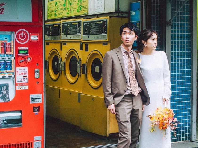 A collection of photos of the groom and bride who had an emotive wedding photo shoot in their familiar shopping district 🍻 "Shopping District Pre-wedding Photos" 📸にて紹介している画像