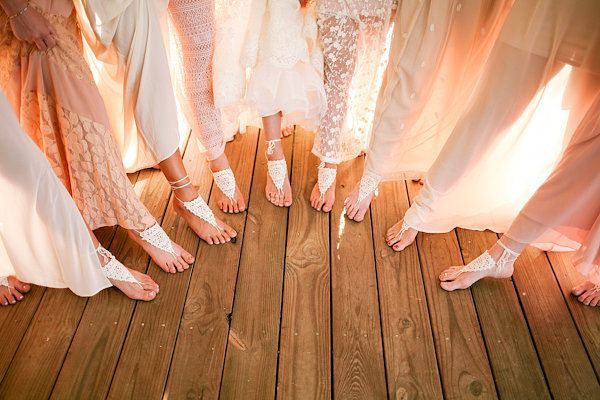 "DIY Delight: Enjoying a Barefoot Beach Wedding with Handmade 'Barefoot Sandals' ♡"にて紹介している画像