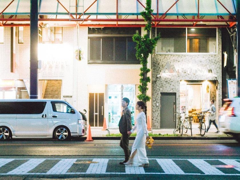 A collection of photos of the groom and bride who had an emotive wedding photo shoot in their familiar shopping district 🍻 "Shopping District Pre-wedding Photos" 📸にて紹介している画像