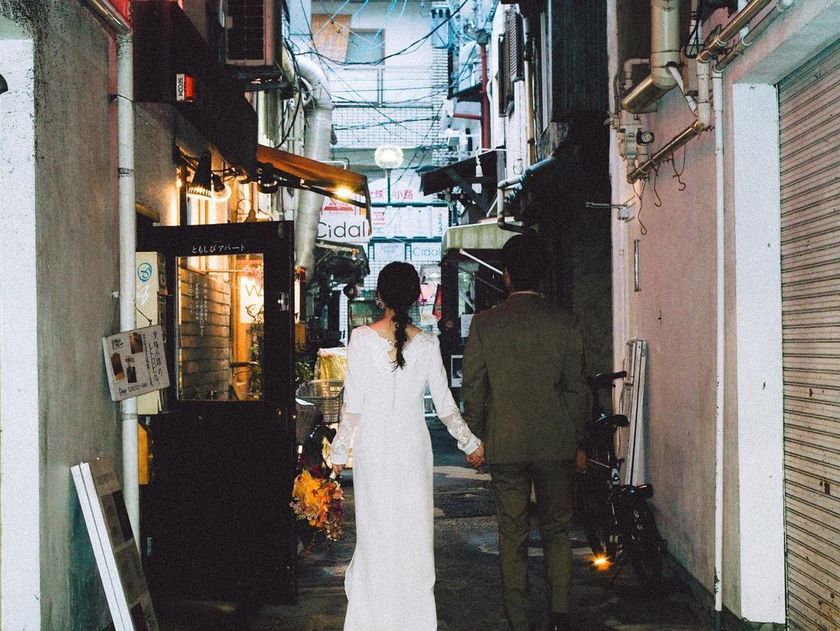 A collection of photos of the groom and bride who had an emotive wedding photo shoot in their familiar shopping district 🍻 "Shopping District Pre-wedding Photos" 📸にて紹介している画像