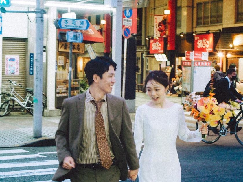 A collection of photos of the groom and bride who had an emotive wedding photo shoot in their familiar shopping district 🍻 "Shopping District Pre-wedding Photos" 📸にて紹介している画像