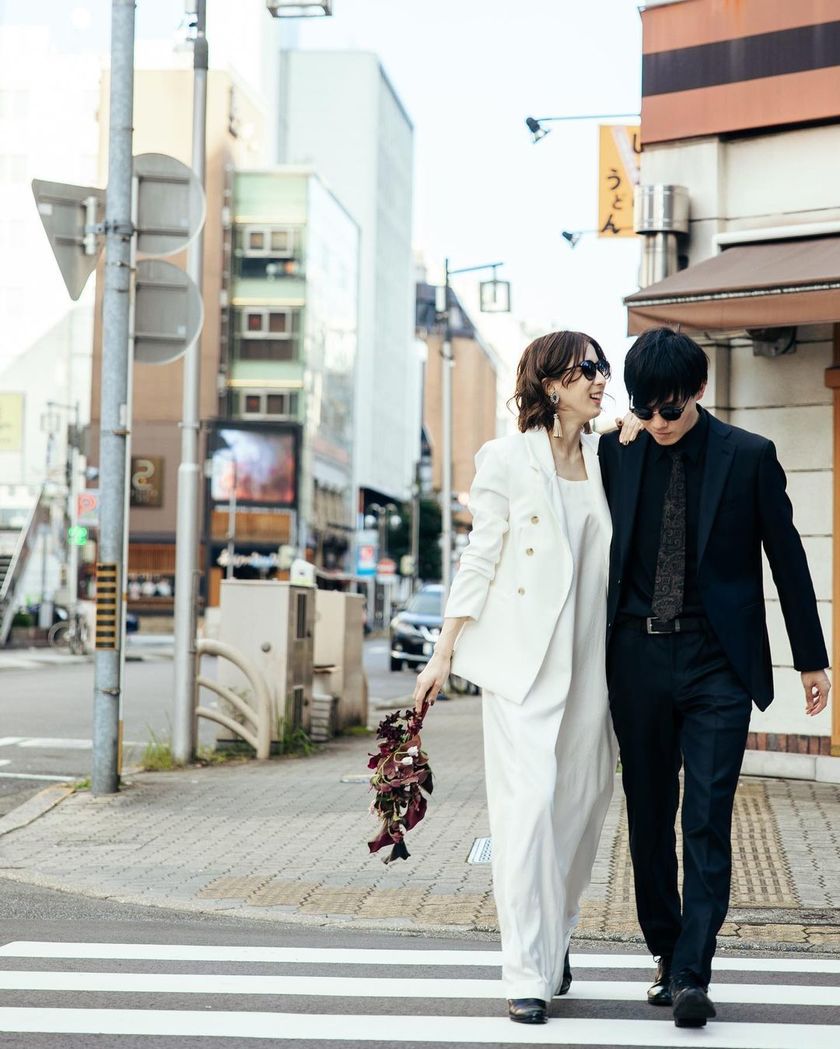 A collection of photos of the groom and bride who had an emotive wedding photo shoot in their familiar shopping district 🍻 "Shopping District Pre-wedding Photos" 📸にて紹介している画像