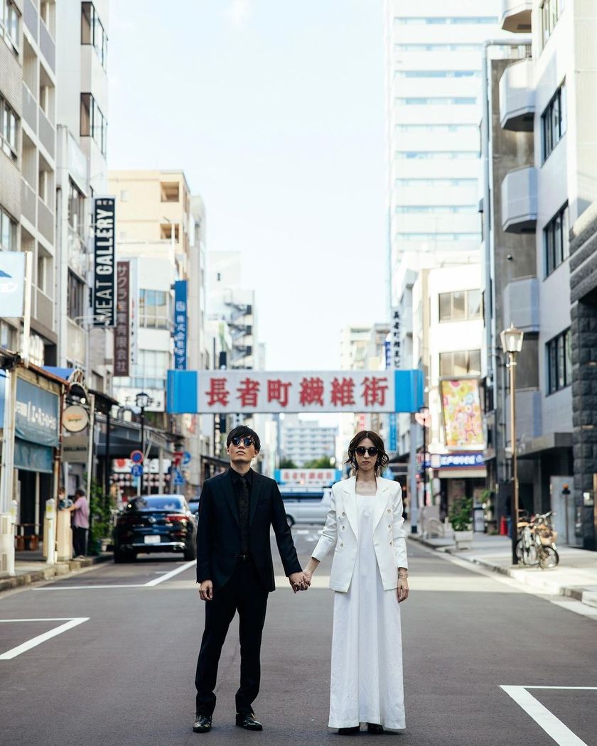 A collection of photos of the groom and bride who had an emotive wedding photo shoot in their familiar shopping district 🍻 "Shopping District Pre-wedding Photos" 📸にて紹介している画像