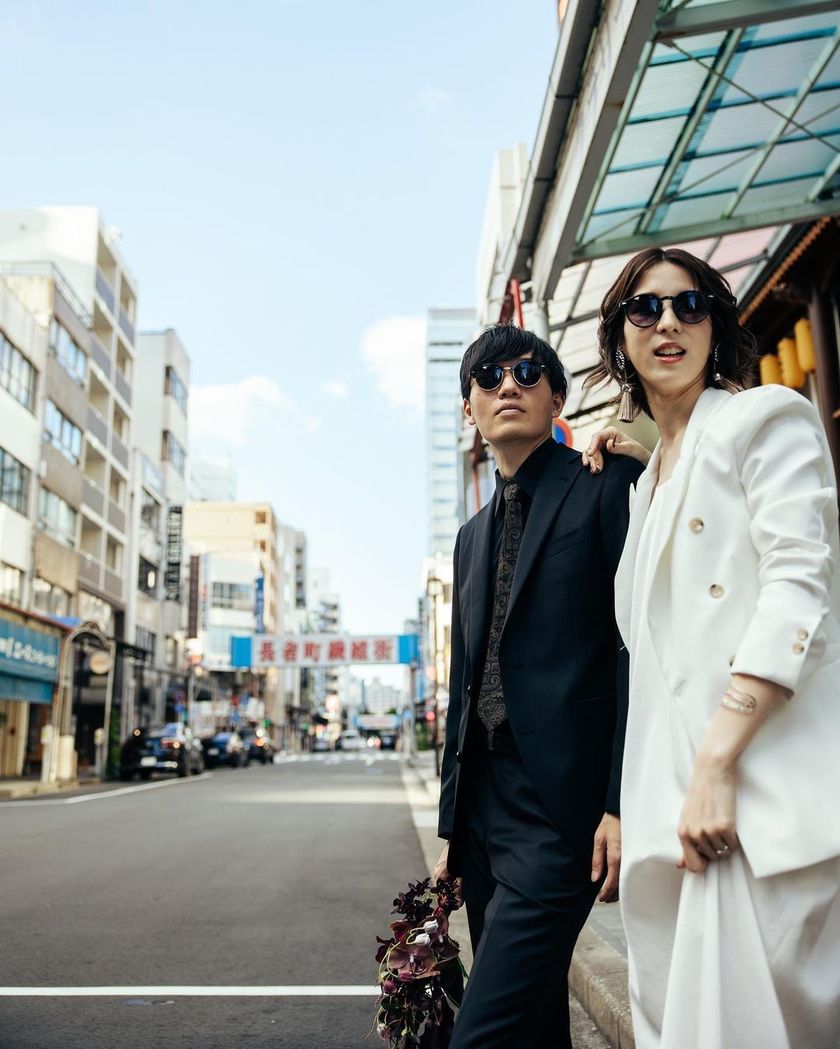 A collection of photos of the groom and bride who had an emotive wedding photo shoot in their familiar shopping district 🍻 "Shopping District Pre-wedding Photos" 📸にて紹介している画像