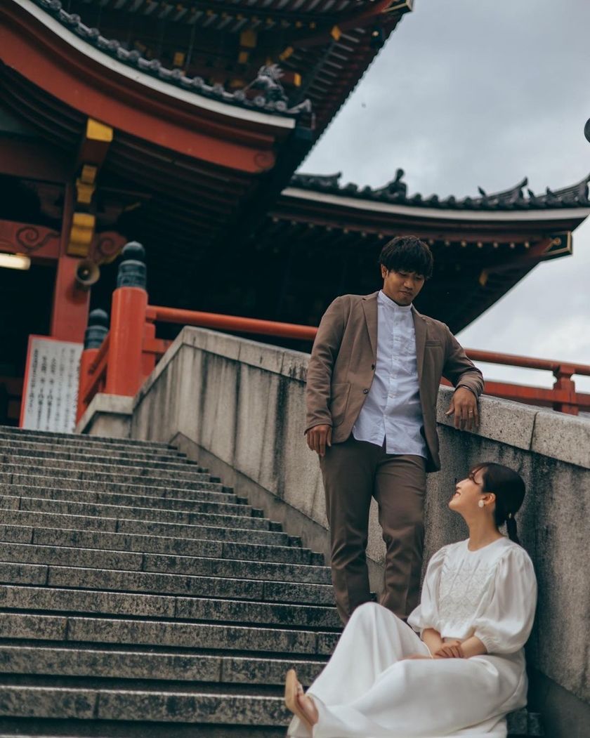 A collection of photos of the groom and bride who had an emotive wedding photo shoot in their familiar shopping district 🍻 "Shopping District Pre-wedding Photos" 📸にて紹介している画像