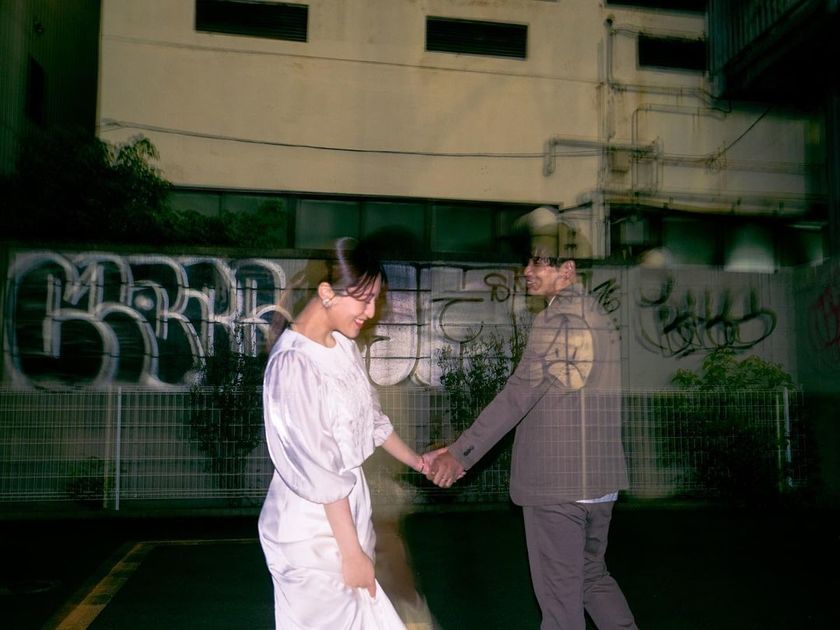 A collection of photos of the groom and bride who had an emotive wedding photo shoot in their familiar shopping district 🍻 "Shopping District Pre-wedding Photos" 📸にて紹介している画像