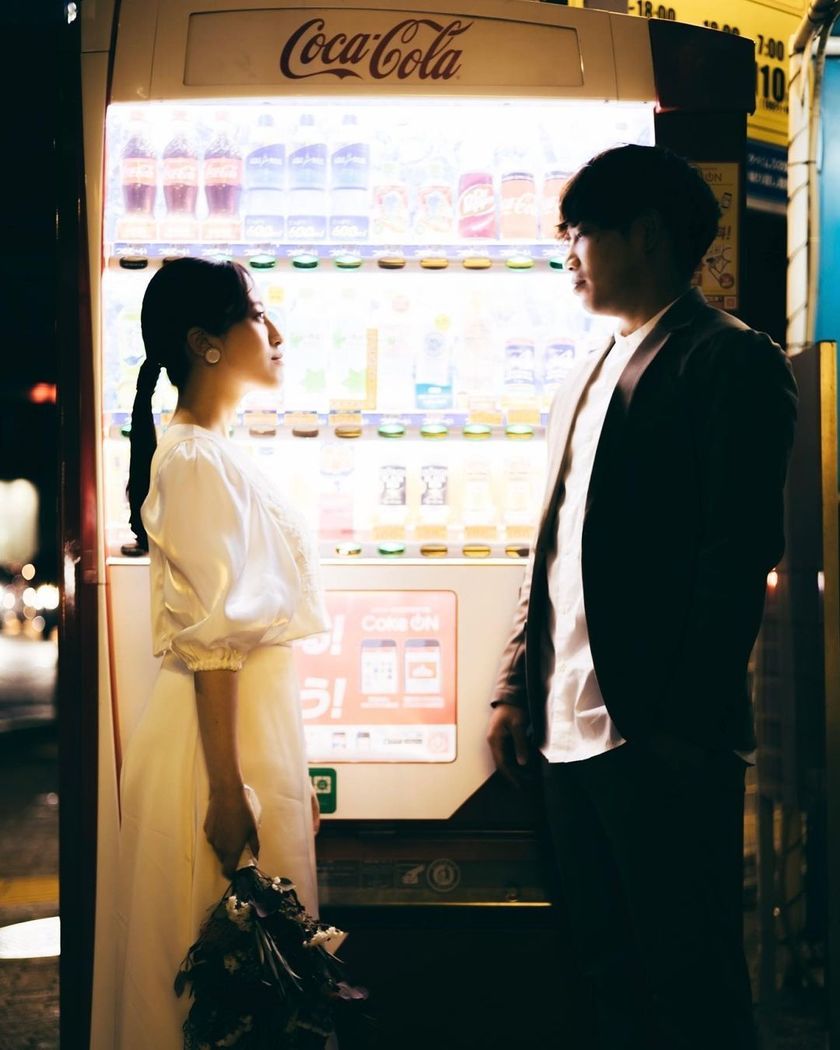 A collection of photos of the groom and bride who had an emotive wedding photo shoot in their familiar shopping district 🍻 "Shopping District Pre-wedding Photos" 📸にて紹介している画像
