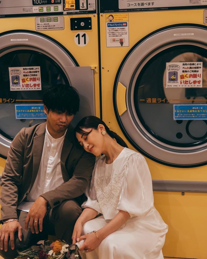 A collection of photos of the groom and bride who had an emotive wedding photo shoot in their familiar shopping district 🍻 "Shopping District Pre-wedding Photos" 📸にて紹介している画像