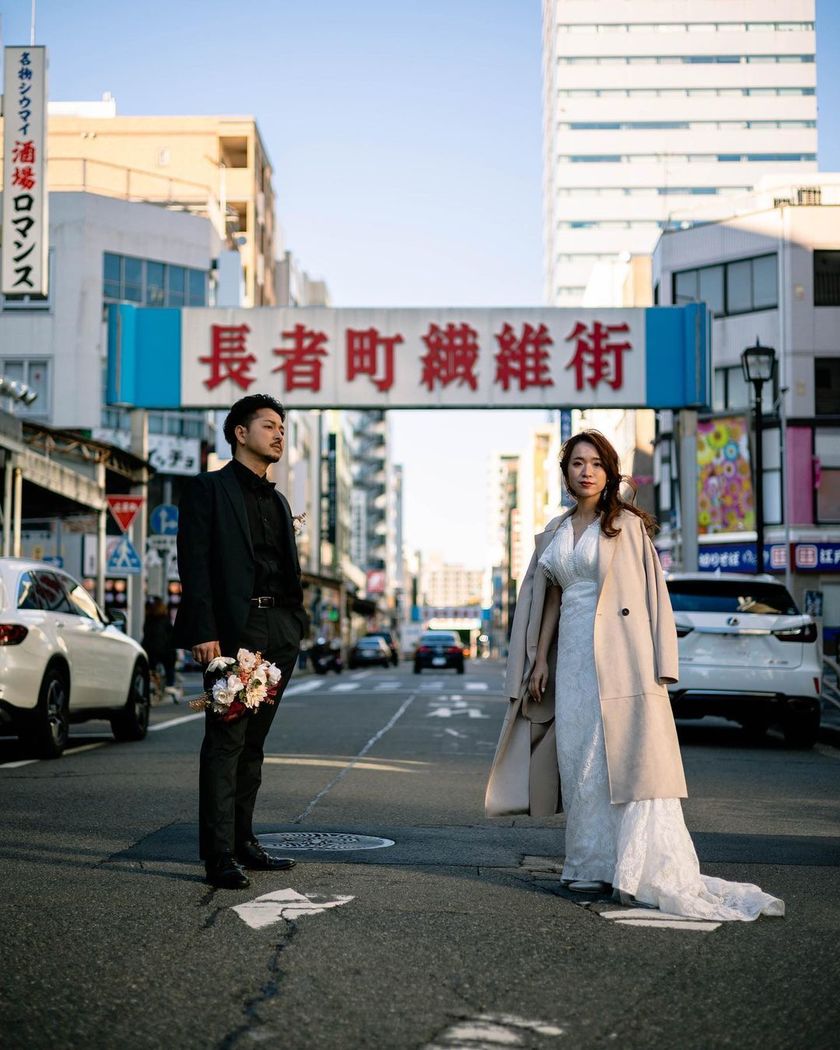 A collection of photos of the groom and bride who had an emotive wedding photo shoot in their familiar shopping district 🍻 "Shopping District Pre-wedding Photos" 📸にて紹介している画像