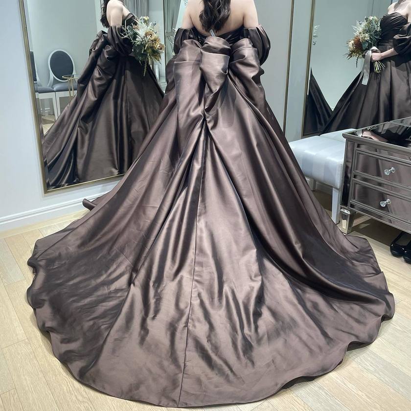 Timeless and trendy 🫶🏻 Introducing photos of brides wearing the "Amulet Series" from Takami Bridal, available in all 5 colors 🌈にて紹介している画像