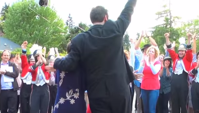 世界で最も再生されているプロポーズ動画！感動のフラッシュモブサプライズ♡にて紹介している画像