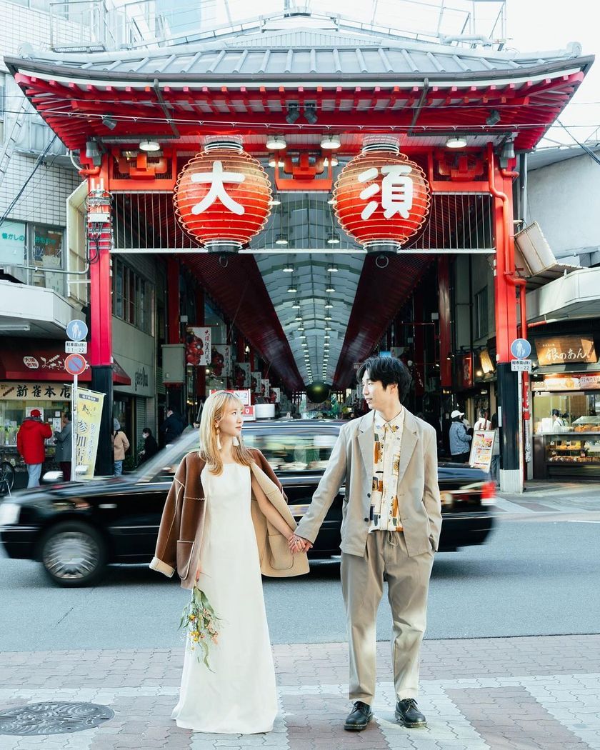 A collection of photos of the groom and bride who had an emotive wedding photo shoot in their familiar shopping district 🍻 "Shopping District Pre-wedding Photos" 📸にて紹介している画像