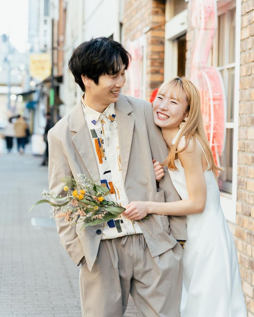 A collection of photos of the groom and bride who had an emotive wedding photo shoot in their familiar shopping district 🍻 "Shopping District Pre-wedding Photos" 📸にて紹介している画像