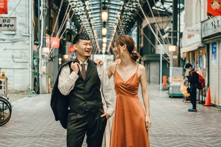A collection of photos of the groom and bride who had an emotive wedding photo shoot in their familiar shopping district 🍻 "Shopping District Pre-wedding Photos" 📸にて紹介している画像
