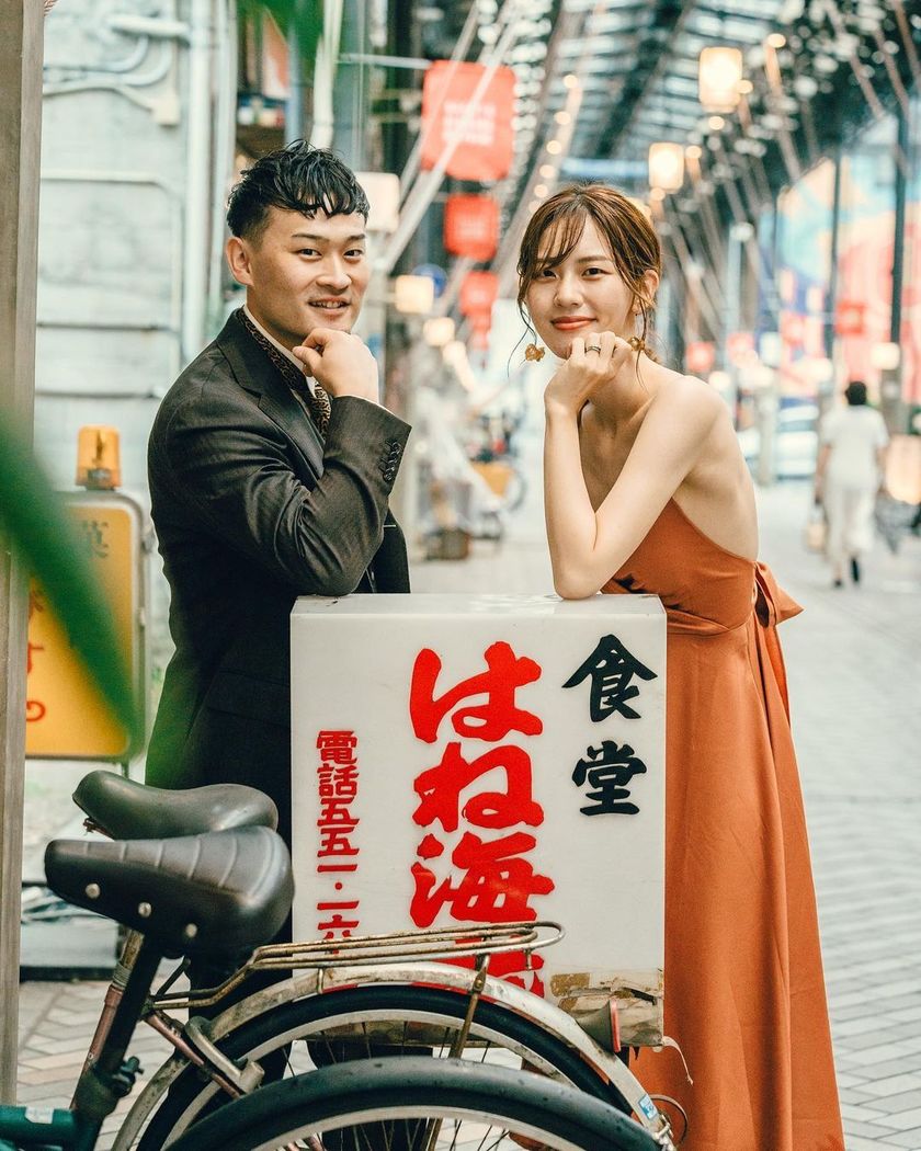 A collection of photos of the groom and bride who had an emotive wedding photo shoot in their familiar shopping district 🍻 "Shopping District Pre-wedding Photos" 📸にて紹介している画像