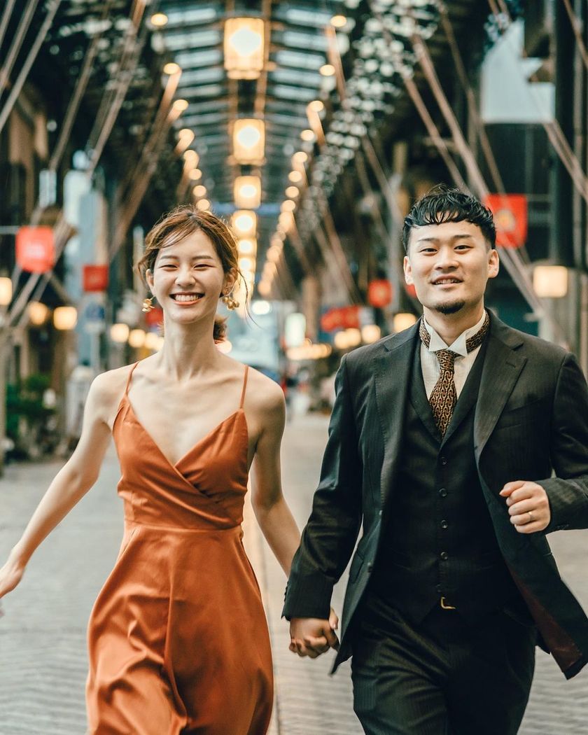 A collection of photos of the groom and bride who had an emotive wedding photo shoot in their familiar shopping district 🍻 "Shopping District Pre-wedding Photos" 📸にて紹介している画像
