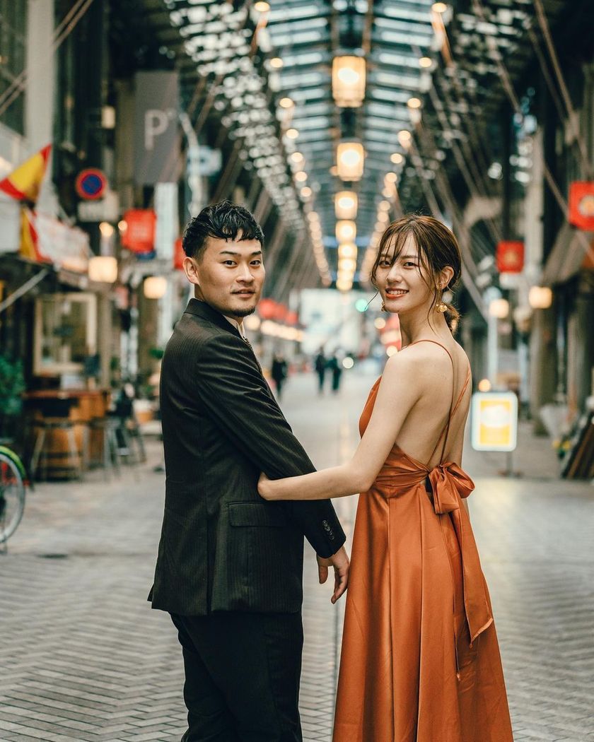 A collection of photos of the groom and bride who had an emotive wedding photo shoot in their familiar shopping district 🍻 "Shopping District Pre-wedding Photos" 📸にて紹介している画像