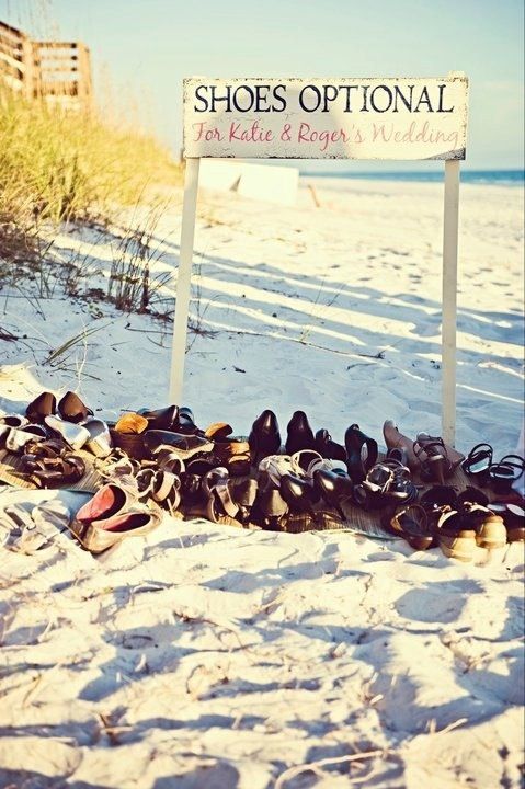 "DIY Delight: Enjoying a Barefoot Beach Wedding with Handmade 'Barefoot Sandals' ♡"にて紹介している画像