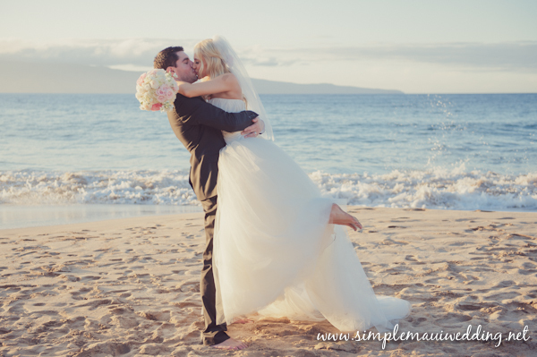 "DIY Delight: Enjoying a Barefoot Beach Wedding with Handmade 'Barefoot Sandals' ♡"にて紹介している画像