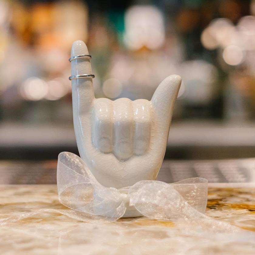 Stylish and Unique! 5 Hand Sculptures That Could Be Used as Ring Pillows 🤘💍にて紹介している画像