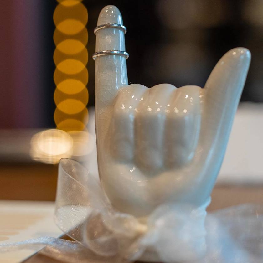 Stylish and Unique! 5 Hand Sculptures That Could Be Used as Ring Pillows 🤘💍にて紹介している画像